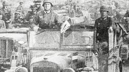 Convoy militar alemán con tanques ligeros Panzer II en Rusia