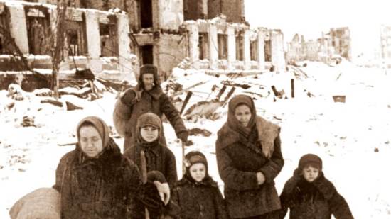 Habitantes de Stalingrado regresan a sus hogares en 1943