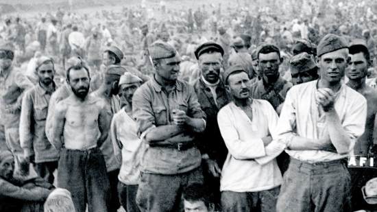 Soldados soviéticos en un campo de tránsito en Stalingrado