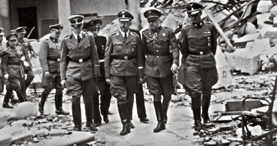 Heinrich Himmler recorriendo las ruinas del alcázar de Toledo con el general Moscardó en 1940.