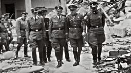 Heinrich Himmler recorriendo las ruinas del alcázar de Toledo con el general Moscardó en 1940.