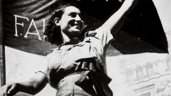 Militante anarquista con una bandera de la CNT, organización responsable de la producción de Carne de fieras.
