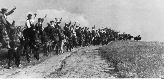 Un comité de campesinos extremeños saluda a los milicianos que salen para unirse a las fuerzas de Madrid.