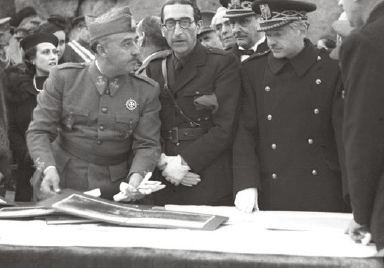 Mazas junto a Franco en una visita de este al Valle de los Caídos