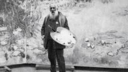 Monet delante de unos vastos lienzos de nenúfares