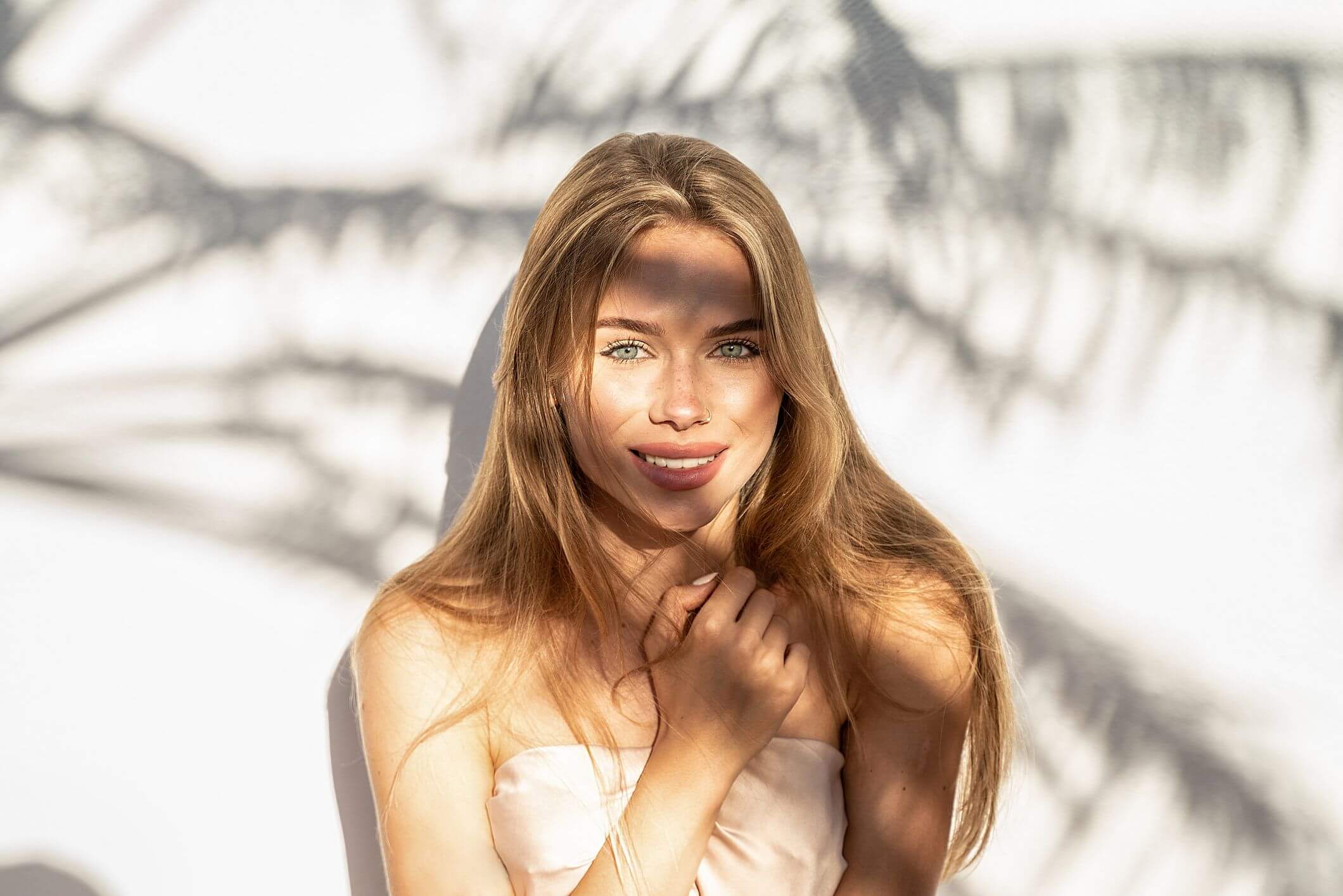 Joven rubia con ojos claros