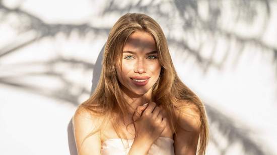 Joven rubia con ojos claros