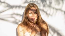 Joven rubia con ojos claros