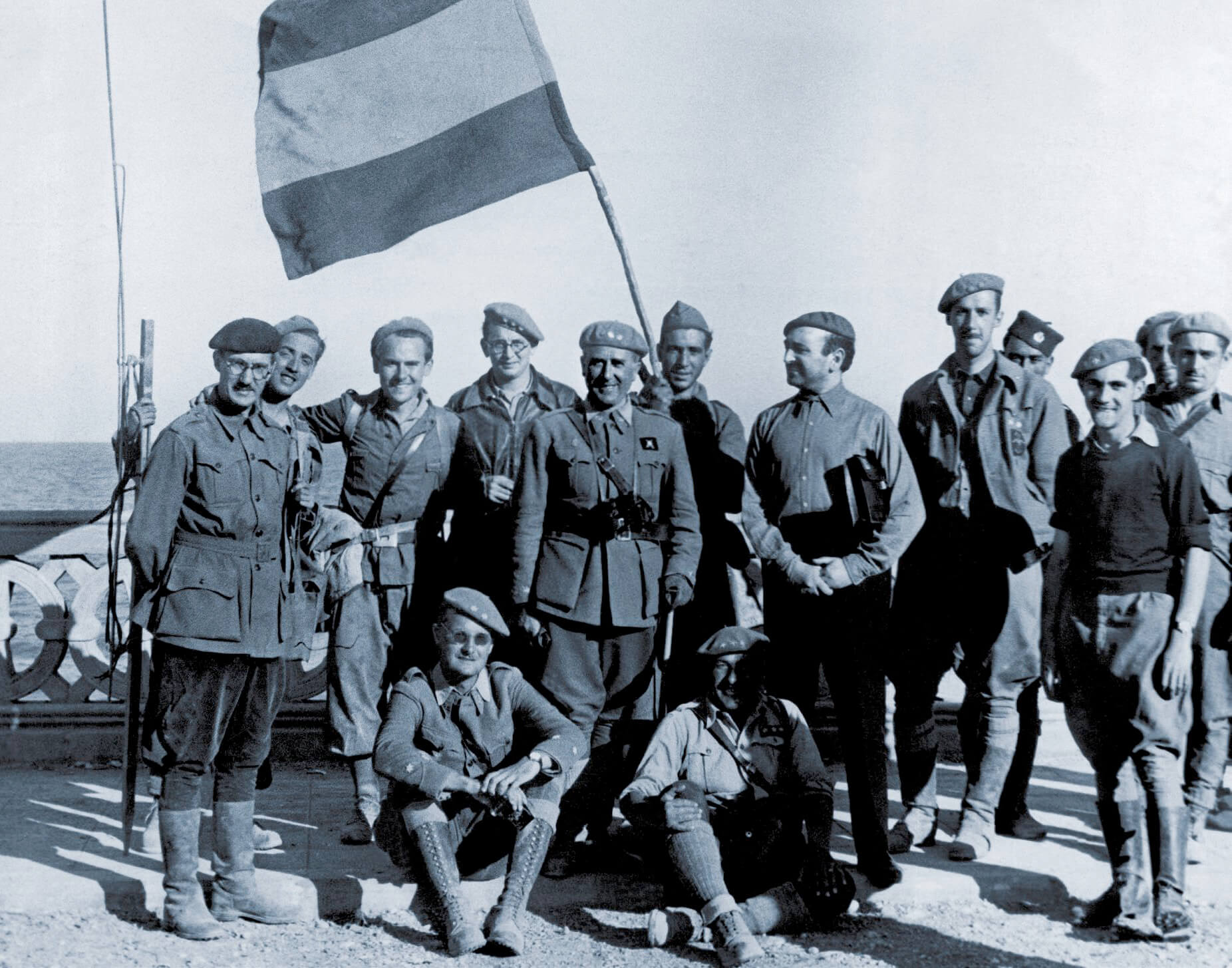 El general Camilo Alonso Vega con oficiales de la 4 División de Navarra en Vinaroz