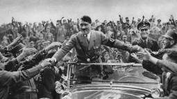 La imagen de una multitud saludando a Hitler