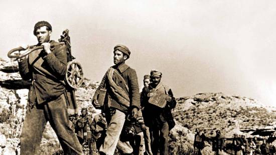 Una columna de soldados republicanos en el frente de Aragón
