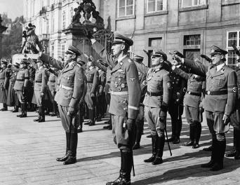 La Operación Antropoide fue el atentado contra el sádico Reichsprotektor de Bohemia y Moravia, Reinhard Heydrich (en la foto, en 1941 ante el castillo de Praga)