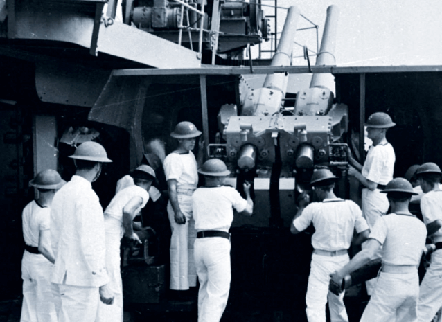 Artilleros ingleses cargan cañones en el puerto egipcio de Alejandría