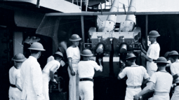 Artilleros ingleses cargan cañones en el puerto egipcio de Alejandría