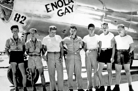 Tripulación del bombardero Enola Gay posando ante el avión