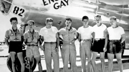 Tripulación del bombardero Enola Gay posando ante el avión
