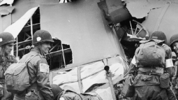 Soldados de EE UU inspeccionan los daños de la Operación Market Garden