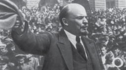 El líder de los bolcheviques, Lenin, se dirige a la multitud en la plaza Roja de Moscú