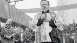 Un sacerdote oficia una misa para los obreros huelguistas en Polonia