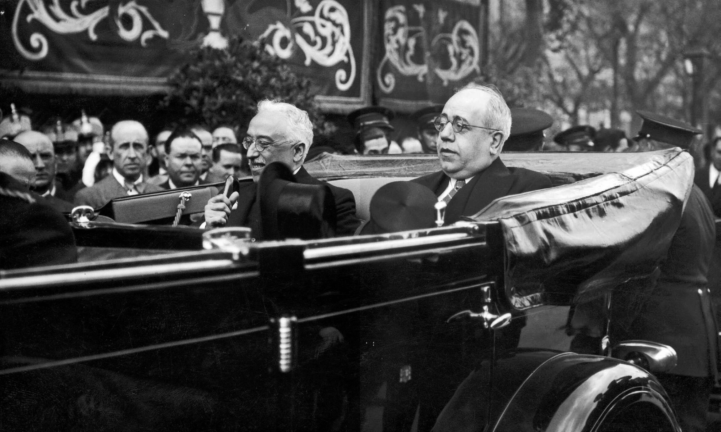 Niceto Alcalá-Zamora y Manuel Azaña llegan a un acto en Madrid en 1933