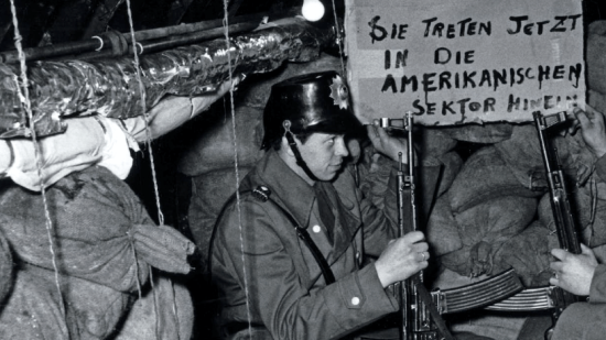 Momento en que se descubrió el túnel excavado en Berlín por los estadounidenses para espiar a la RDA