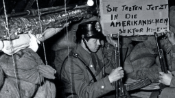 Momento en que se descubrió el túnel excavado en Berlín por los estadounidenses para espiar a la RDA