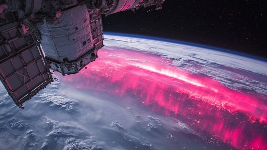 Así se han visto las auroras boreales desde el espacio. Esta es una recreación artística con IA.