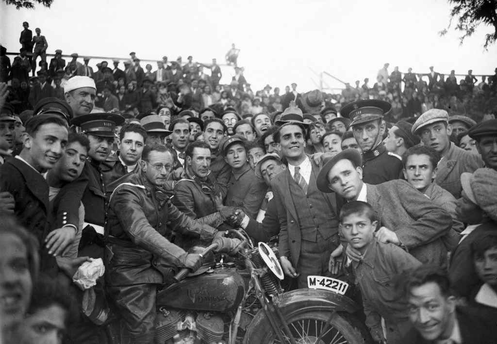 Aficionados al motociclismo en una carrera en Madrid hacia 1934