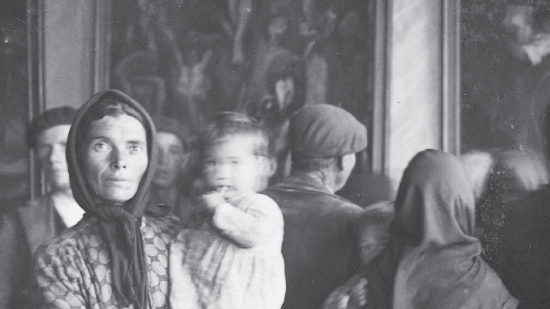 Vecinos de Cebreros (Ávila) admiran una copia de Las hilanderas, de Velázquez