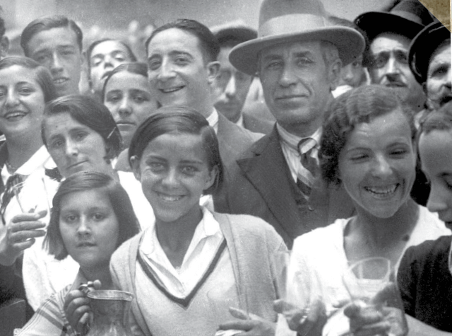 Madrileñas y madrileños acuden a beber el agua de la fuente milagrosa de la Ermita de San Isidro
