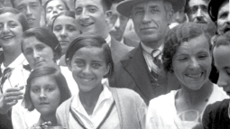 Madrileñas y madrileños acuden a beber el agua de la fuente milagrosa de la Ermita de San Isidro