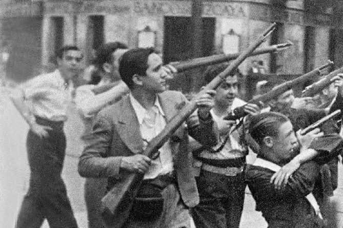 Milicianos y civiles armados por las calles de Madrid