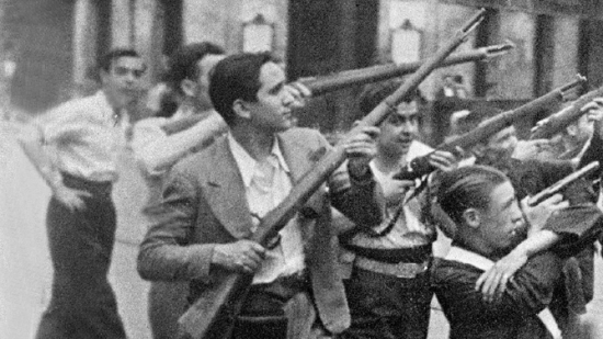 Milicianos y civiles armados por las calles de Madrid