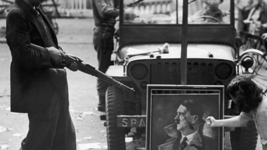 Dos parisinos “amenazan” a un retrato de Hitler