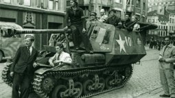 Miembros de la Resistencia belga posan con un tanque alemán en Amberes