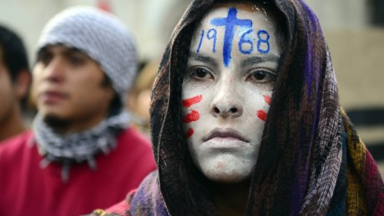 Jóvenes en el 44 aniversario de la matanza de Tlatelolco