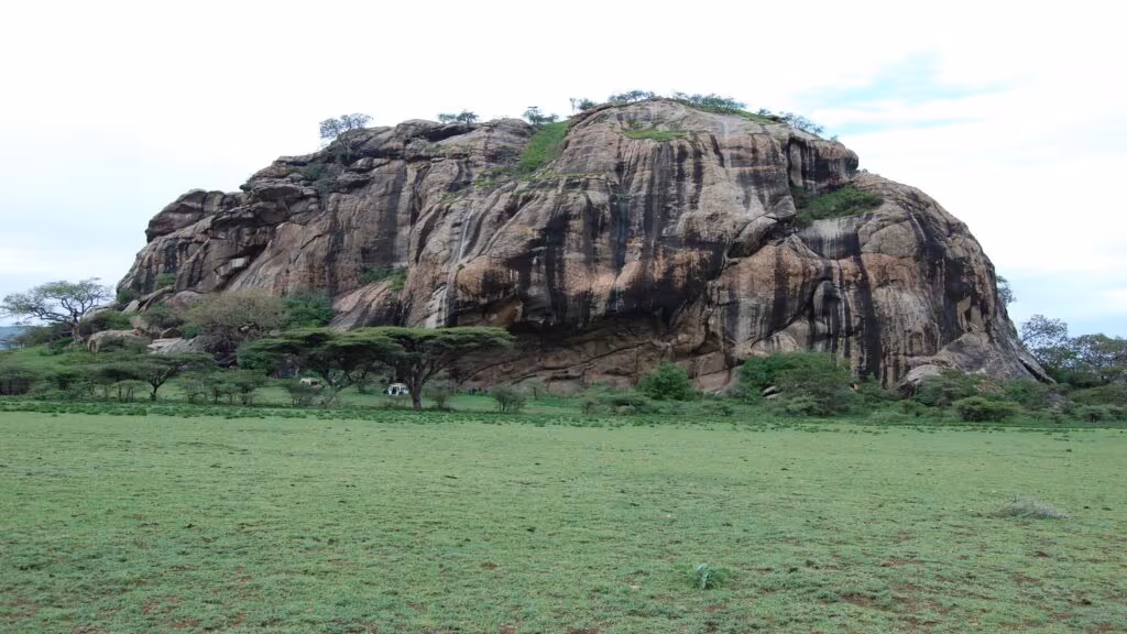 Vista General del abrigo de Nasera en el inselberg del mismo nombre