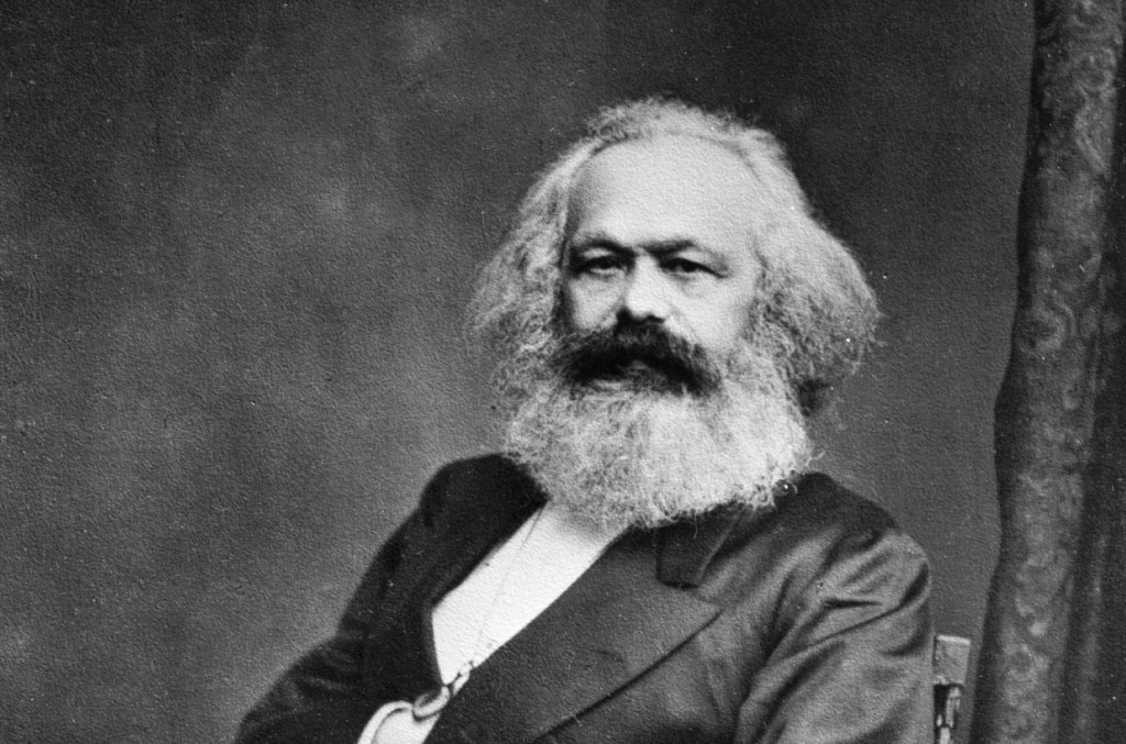 Fotografía de Karl Marx en blanco y negro.