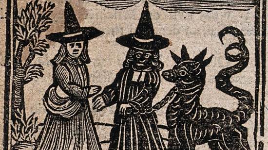 Grabado del siglo XVIII de dos brujas con bestia
