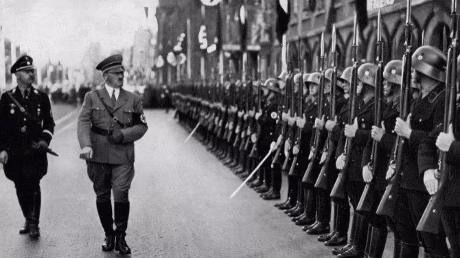 Hitler para revista en el Congreso de Nuremberg de 1935