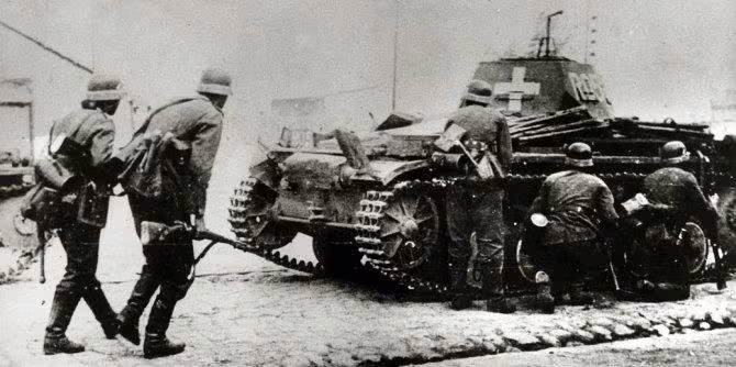 Soldados alemanes en combate a las afueras de Varsovia en 1939