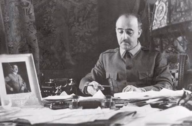 Francisco Franco escribiendo una carta a Hitler