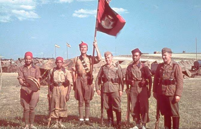 Soldados alemanes de la Legión Cóndor posan con miembros de la unidad marroquí en 1939