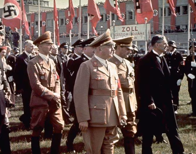 Neville Chamberlain recibido en el aeropuerto de Oberwiesenfeld por jerarcas nazis