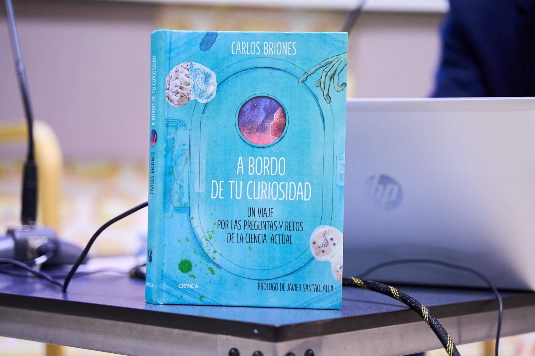 Carlos Briones improviso un eje cronológico de la historia de la vida.