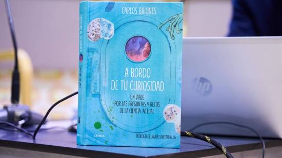 Carlos Briones improviso un eje cronológico de la historia de la vida.