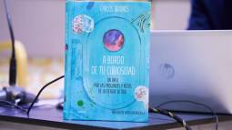 Carlos Briones improviso un eje cronológico de la historia de la vida.