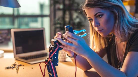 Ingeniera trabajando