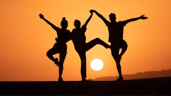 Persona a la pata coja.