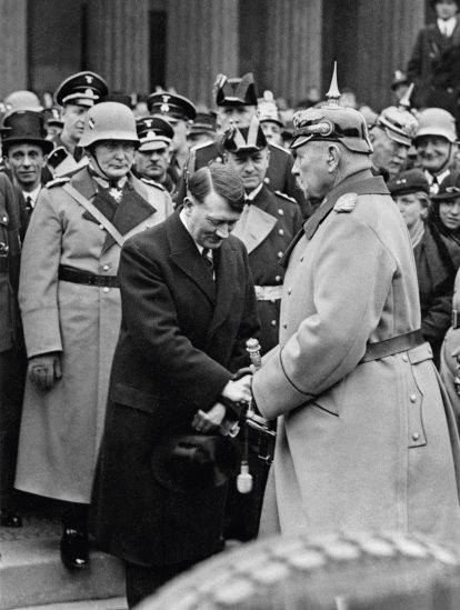 Paul von Hindenburg con Hitler tras nombrarle Canciller